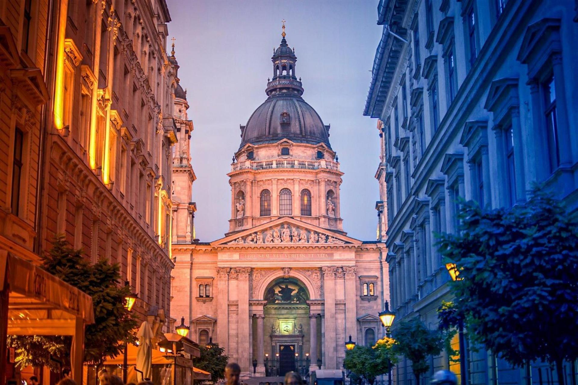 Stunning 3brm 3bath Julie Balcony & Views Apartment Budapest