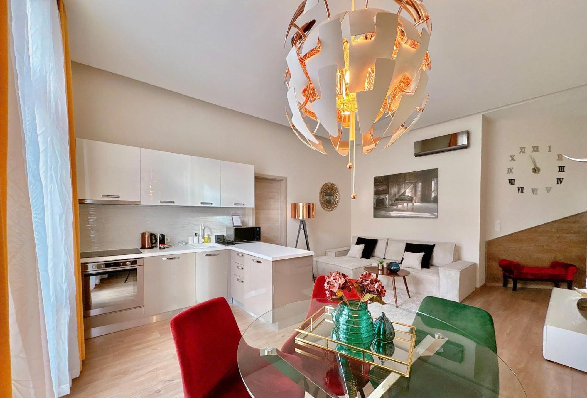 Stunning 3brm 3bath Julie Balcony & Views Apartment Budapest