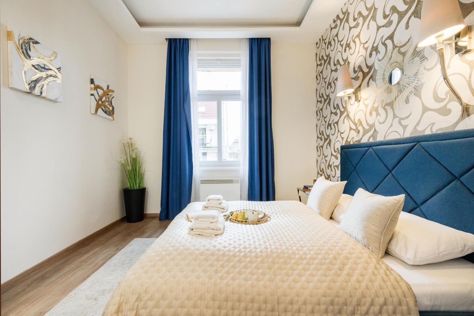 Stunning 3brm 3bath Julie Balcony & Views Apartment Budapest