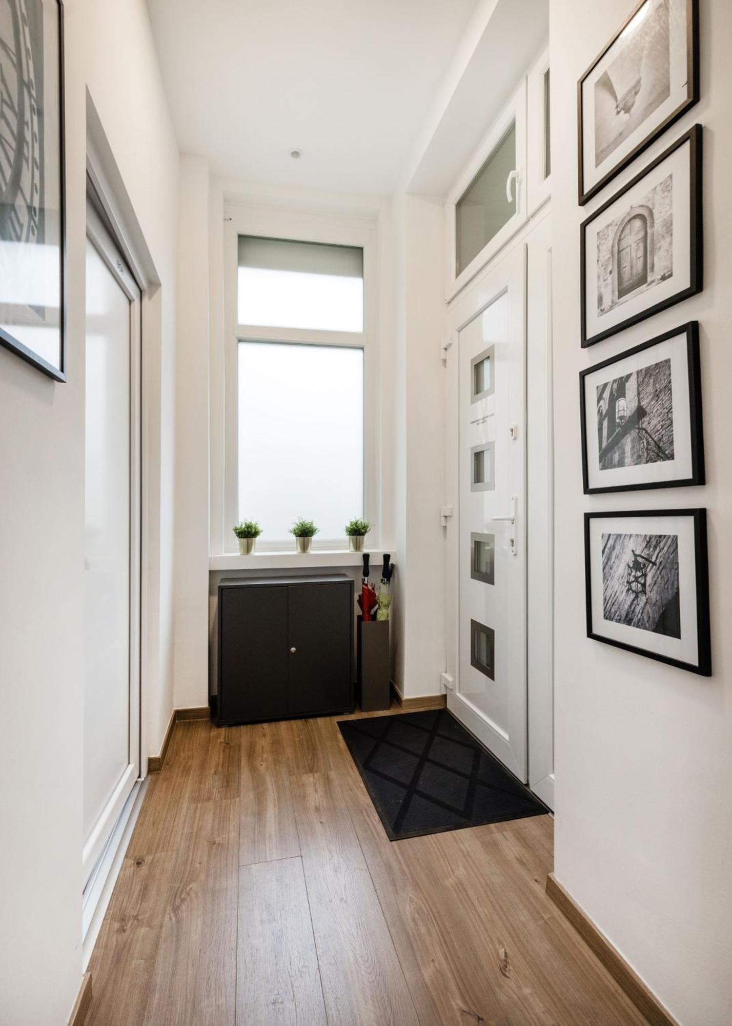 Stunning 3brm 3bath Julie Balcony & Views Apartment