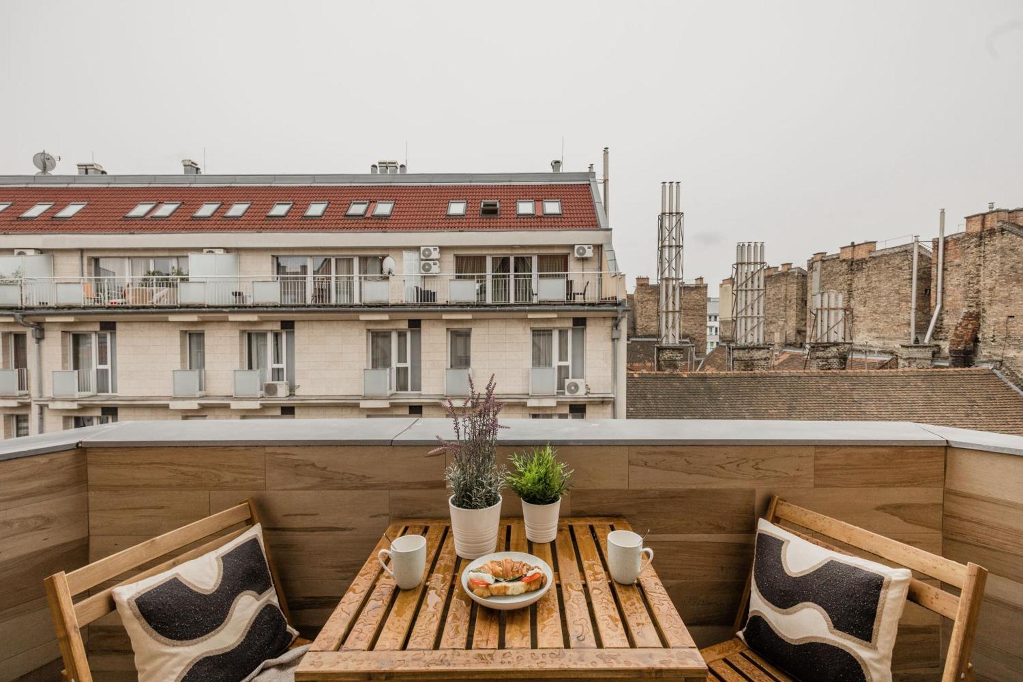 Stunning 3brm 3bath Julie Balcony & Views Apartment *