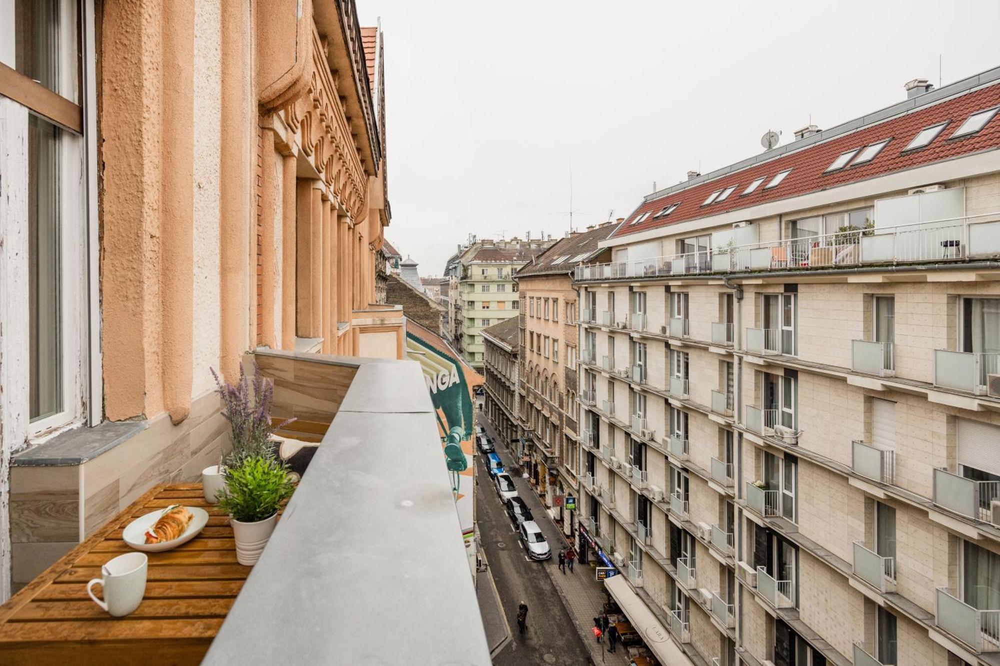 Stunning 3brm 3bath Julie Balcony & Views Apartment Budapest
